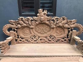 Vách tựa chính đục nổi Song Long chầu nguyệt, hai bên là hình ảnh Rồng bay - Phượng múa tạo nên bức tranh sinh động, uy quyền