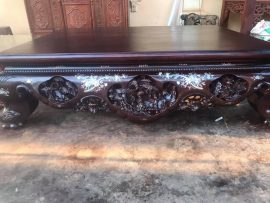 Quây sập đục tích 3 bông, mỗi bông lại được khắc thủ công kênh bong phong cảnh làng quê và cây cối tạo nên tổng thể sinh động và đẹp mắt.