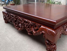 Mặt sập để trơn, ván dày 10cm, được ghép từ 2 tấm gỗ nguyên khối được tuyển lựa vân đẹp