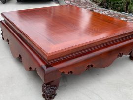 Bộ sập làm từ 100% chất gỗ gụ lựa vân nét, ván mặt 2 lá nguyên tấm, đóng khung tranh dày 10p. Chân sập phun màu đậm hơn tạo điểm nhấn.