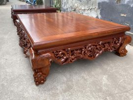 Chân sập dáng Lân quỳ, chạm hươu và cây cối độc đáo.