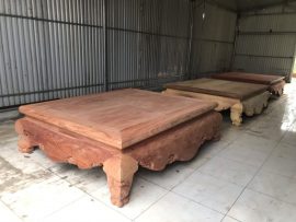 Sập gỗ hương hàng trần vân đẹp, mặt ván dày 3 phân ghép từ 2 tấm gỗ nguyên khối. Quây vén dày 10 phân.