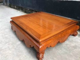 Bộ sản phẩm được làm từ 100% chất gỗ hương đá quý hiếm. Hàng nguyên khối dày dặn với ván mặt dày 10p, quây dày 10p, chân Lân quỳ cỡ đại vững chãi.