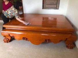 Bộ sập được bàn giao hoàn thiện và kê vừa đẹp trong phòng khách nhà cô Mai