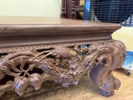 Đôi chim én đậu trên cành đào được chạm khắc tinh xảo bằng tay