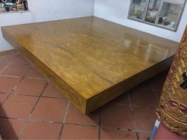 Mẫu chiếu ngựa đóng hộp gỗ Cẩm vàng Nam Phi kích thước 2m4x2m2 hàng hoàn thiện mặt trên mặt dưới như nhau. 