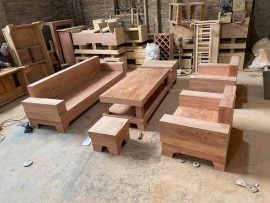 Hình ảnh nguyên mộc của bộ sofa nguyên khối gỗ hương đá để quý khách hàng kiểm tra mộc gỗ