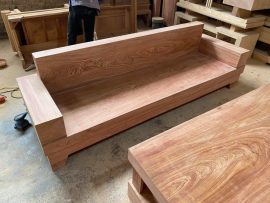 Ghế dài lắp ghép từ những tấm gỗ hương đá vuông vắn, nguyên khối được lựa vân tuyệt đẹp