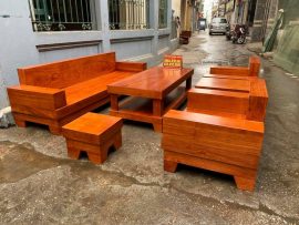 Bộ sofa gỗ hương đá nguyên khối, hàng dày dặn, kiểu dáng vuông vắn, không đục họa tiết mà để trơn toàn bộ bàn và ghế.