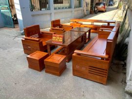 Bộ sofa gồm 7 món: 01 bàn dài, 01 bàn ghép, 01 đoản, 02 ghế đơn, 02 đôn ngồi. Chất gỗ sồi Nga lựa vân đẹp, gỗ chuẩn không rác, không pha tạp