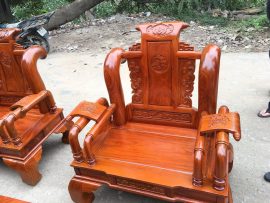 Ghế đơn tay cột 12 uốn cong vuốt ra đằng sau đậm chất văn hóa Trung Hoa thời bấy giờ