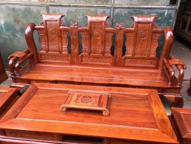 Mặt bàn đóng khung tranh dày dặn, để trơn với vân xoắn hút mắt