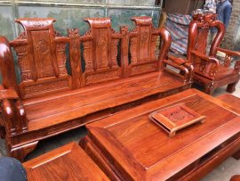 Bộ bàn ghế Tần Thủy Hoàng có thần thái như tên gọi, rất cao ngạo và quyền quý.