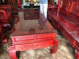 Mặt bàn đục tranh Tứ Quý lắp kính trong bảo vệ mặt. Yếm trang trí hoa văn, chữ triện tạo điểm nhấn.