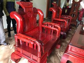 Ghế đơn tay 14 uốn cong ra đằng sau, tay vịn liền cách điệu hơn các mẫu ghế Tần thông thường.