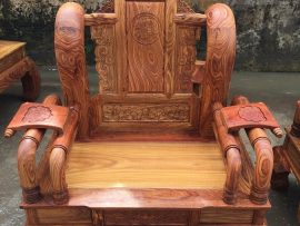 Ghế đơn tay cột 14 trông rất bệ vệ như ngai vàng của vua Tần xưa