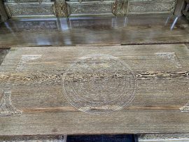 Mặt bàn gỗ mun đuôi công vân đen độc đáo, đục khắc họa tiết trống đồng - linh vật đại diện cho những vị thần quyền lực nhất, có tác dụng xua đuổi ma quỷ, đem lại sự bình an và hưng vượng cho người sở hữu