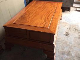 Bộ bàn sofa được sơn PU cao cấp lộ đường vân cuộn xoắn đầy ấn tượng - đặc trưng của gỗ kate