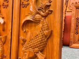 Để khắc họa hình ảnh cá chép chơi trăng sinh động và có hồn đòi hỏi người nghệ nhân phải rất kỳ công và có tâm có tài trên từng nét đục