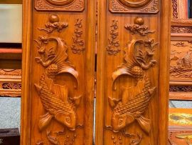Tranh phong thủy cá chép trông trăng gỗ hương đỏ Nam Phi, kèm thư pháp Phúc - Đức. Kích thước 100x30x4cm.