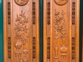 Cận cảnh tranh gỗ Tùng - Cúc với nét chạm mềm mại, phối kết hợp tranh tĩnh vật hài hòa