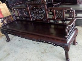 Ghế đoản bộ trường kỷ gỗ gụ mật ván liền tấm, xung quanh ghế được cài cắm những đồng tiền - mang ý nghĩa giàu sang, tài lộc cho gia chủ