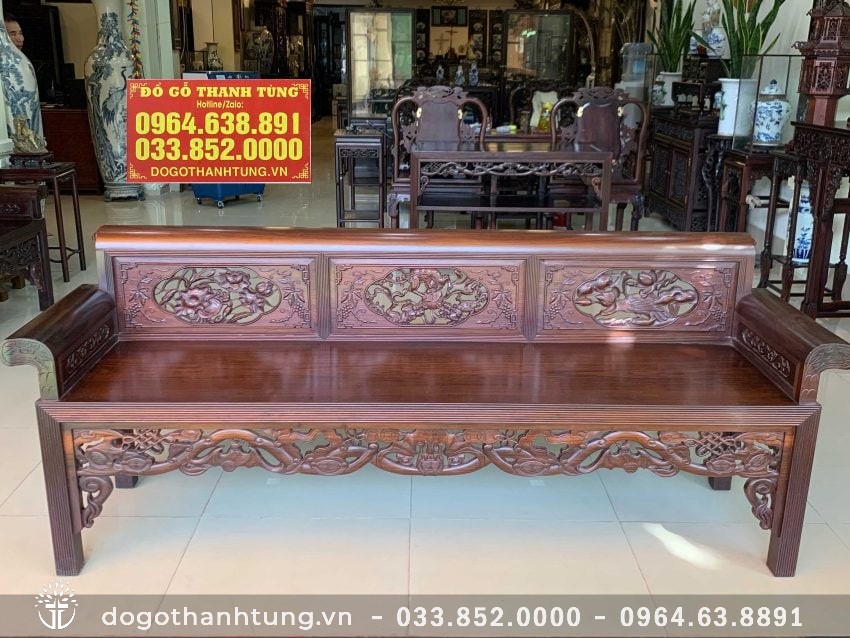 Ghế đoản chia thành 3 ô đục chạm xảo. Ô trung tâm đục Tam sư vờn cầu. 2 ô cạnh đục Vịt trong đầm sen - Bảo Áp Xuyên Liên mang ý nghĩa bình yên, no ấm