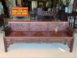 Ghế đoản chia thành 3 ô đục chạm xảo. Ô trung tâm đục Tam sư vờn cầu. 2 ô cạnh đục Vịt trong đầm sen - Bảo Áp Xuyên Liên mang ý nghĩa bình yên, no ấm