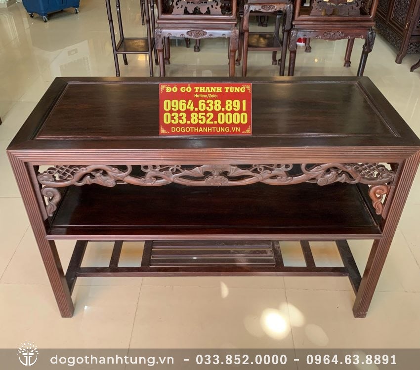 Bàn trường kỷ chia 3 tầng đặc trưng, yếm đục Ngũ Phúc, mặt ván gỗ gụ liền tấm vân đẹp