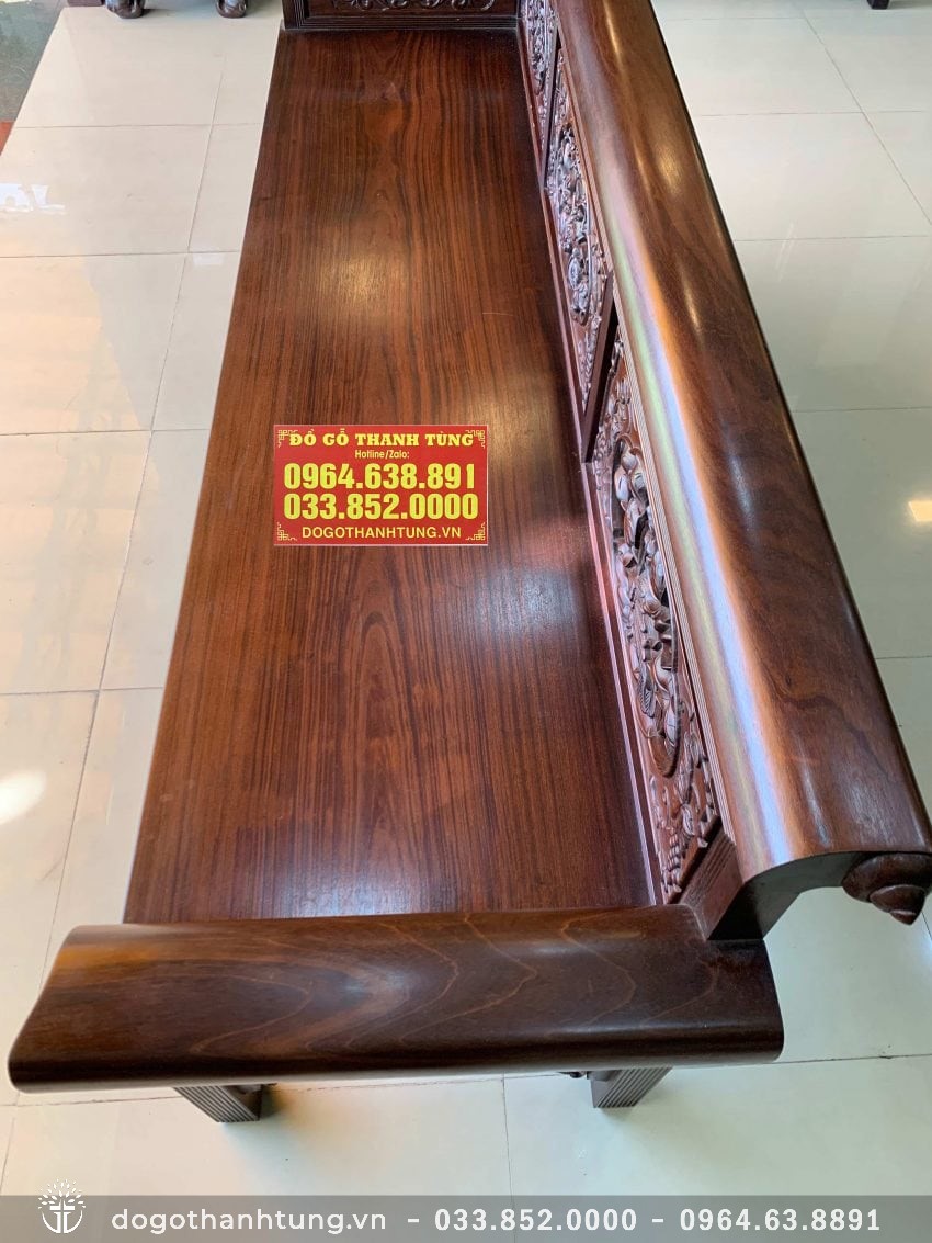 Mặt ghế trần hoa vân bóng đẹp, vai ghế và tay ghế lật về đằng sau cách điệu