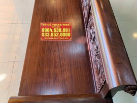 Mặt ghế trần hoa vân bóng đẹp, vai ghế và tay ghế lật về đằng sau cách điệu