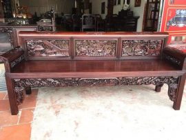 Toản cảnh bức tranh Tứ dân trên ghế văng dài với nét đục tinh tế, mềm mại. Chương ghế chia thành 3 ô tương ứng với 3 bức tranh khác nhau mô phỏng đa dạng cảnh sinh hoạt của tứ dân