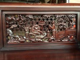 Cận cảnh một trong ba bức tranh tứ dân được chạm trên vách. Càng nhìn càng mê mẩn