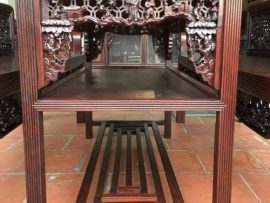 Góc ngang của bàn trường kỷ, yếm đục tranh Tứ dân vô cùng tinh xảo. Bàn có 3 tầng, tầng trên và tầng giữa ván liền nguyên tấm, tầng cuối thiết kế thanh dài để chân hoặc để được thêm đồ đạc.