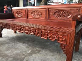 Từng hoa văn chạm khảm đều được chăm chút kỹ lưỡng, nuột nà, phẳng phiu không tì vết. Bí quyết giúp form ghế rất khỏe khoắn và vững chãi, vừa cổ điển vừa phá cách.