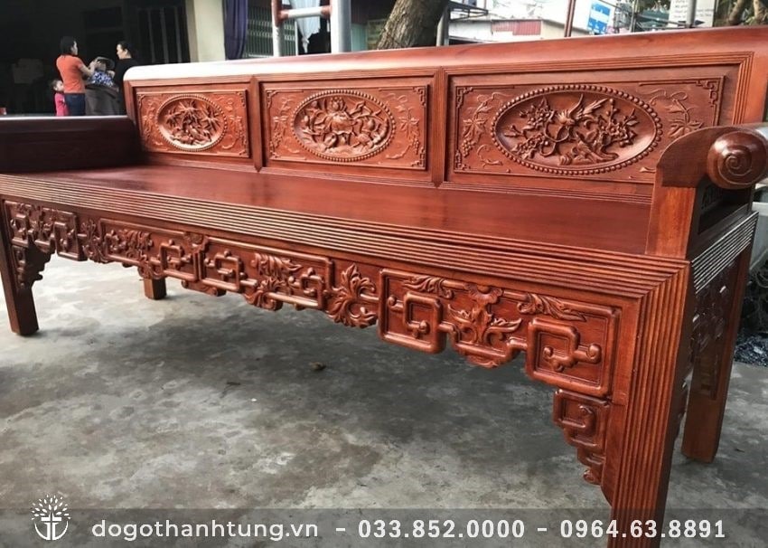 Từng hoa văn chạm khảm đều được chăm chút kỹ lưỡng, nuột nà, phẳng phiu không tì vết. Bí quyết giúp form ghế rất khỏe khoắn và vững chãi, vừa cổ điển vừa phá cách.