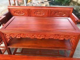 Bàn gỗ lim trong bộ trường kỷ Tứ Quý - Mặt bàn được chà mịn, để trơn tôn đường vân gỗ mịn đẹp. Ván liền tấm không pha tạp