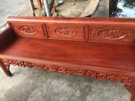 Mặt ghế được chà bóng mịn đánh vecni màu cánh gián nhưng vẫn giữ được hoa vân đẹp.