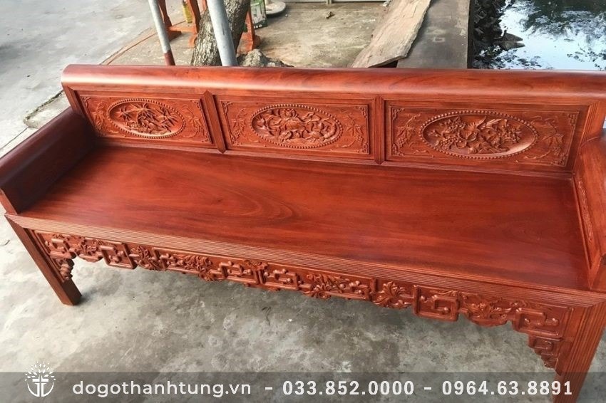 Mặt ghế được chà bóng mịn đánh vecni màu cánh gián nhưng vẫn giữ được hoa vân đẹp.