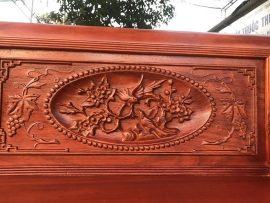 Cảnh hoa mai và chim én đón xuân sang trên chương ghế