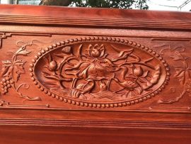 Tranh sen vịt được đục đẽo tinh tế trên vách tựa - biểu tượng của tình yêu đôi lứa sắt son