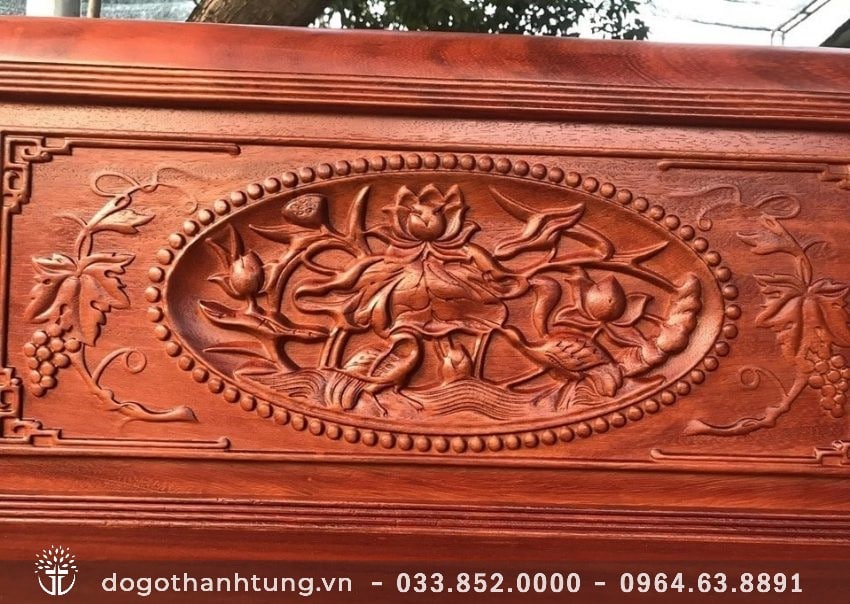 Tranh sen vịt được đục đẽo tinh tế trên vách tựa - biểu tượng của tình yêu đôi lứa sắt son