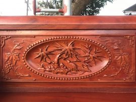 Hình tượng cây trúc được cách điệu tinh xảo trên phông ghế - tượng trưng cho ý chí mạnh mẽ và kiên cường của con người