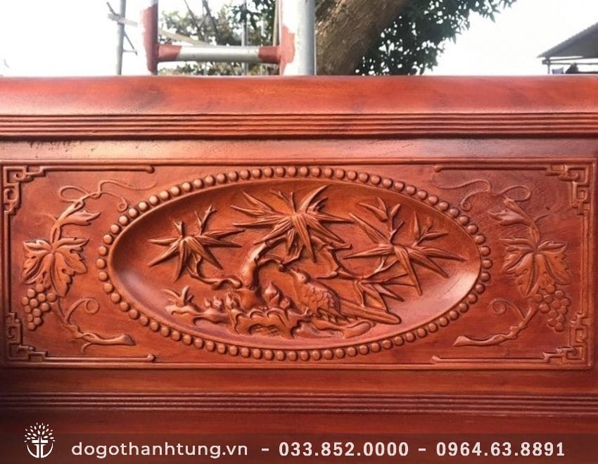 Hình tượng cây trúc được cách điệu tinh xảo trên phông ghế - tượng trưng cho ý chí mạnh mẽ và kiên cường của con người