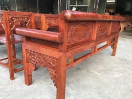 Mặt trước và mặt sau của bộ ghế đều được hoàn thiện chi li, chà nhám, nạo vét kỹ càng, bóng bảy, nhẵn nhụi