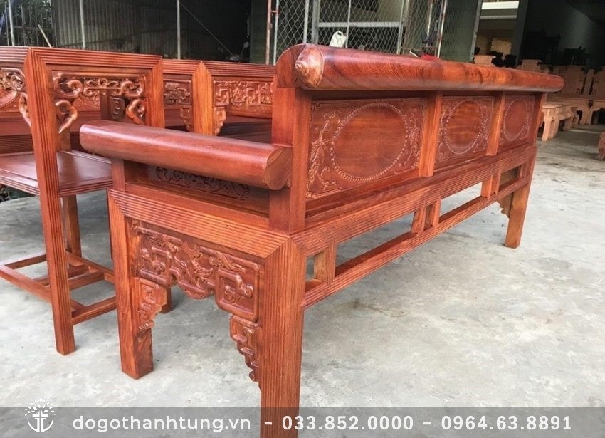 Mặt trước và mặt sau của bộ ghế đều được hoàn thiện chi li, chà nhám, nạo vét kỹ càng, bóng bảy, nhẵn nhụi
