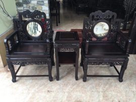 Bộ trường kỷ 4 ghế đơn - Tựa ghế đục chạm họa tiết Trúc Nho cổ. Kết hợp hài hòa với lớp đá cẩm thạch tròn họa tranh sơn thủy hữu tình đậm màu văn hoa xưa.