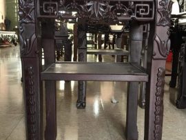 Phần yếm bàn được làm cực kỳ trau chuốt đến từng chi tiết nhỏ, dọc chân bàn là hình tượng cây trúc cách điệu vừa độc đáo vừa cổ điển