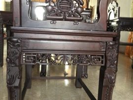 Tay tựa ghế chạm khắc trùm nho và chữ thọ - từng đường nét đục chạm đều thể hiện cái tâm và tầm của nghệ nhân