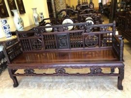 Vân khúc và con tiện là những hoạt tiết chính được chạm khắc trên các vách tựa, yếm và tay ghế.